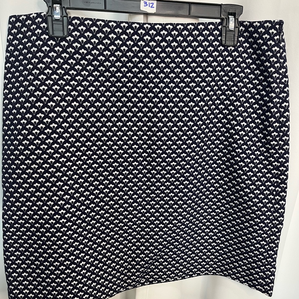 Ann Taylor Knee-Length Skirt black and white size 12